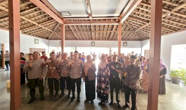 Kepala-Desa-Bulu-Apresiasi-Kepedulian-Polres-Ponorogo-Kepada-Puluhan-Warga-Kurang-Mampu